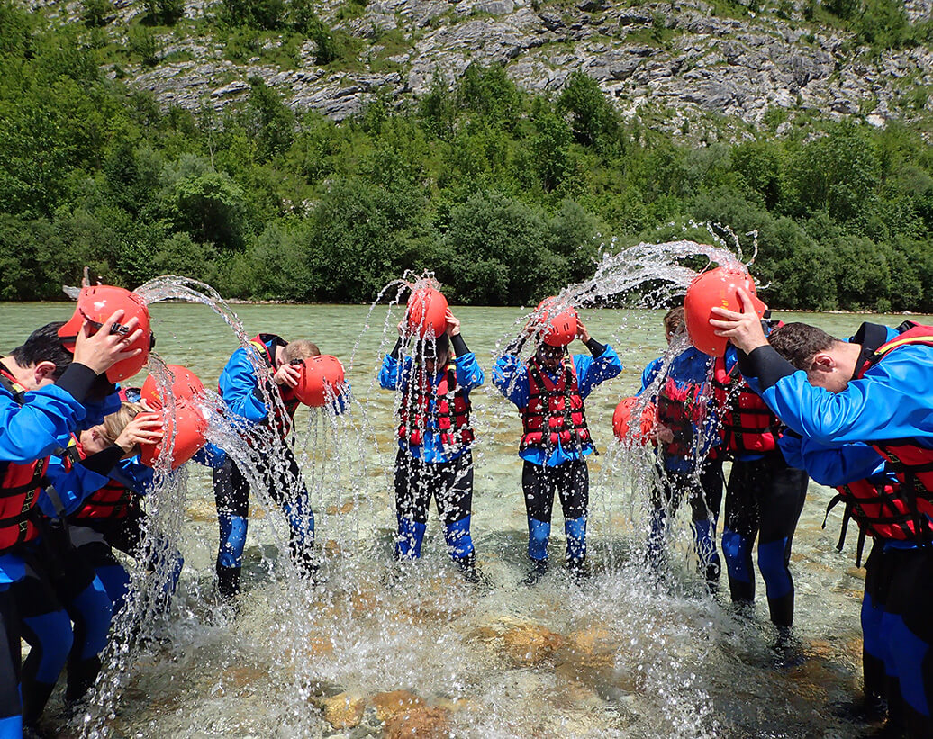 Whitewater rafting tour Bovec | Rafters are splashing | Rafting Slovenia
