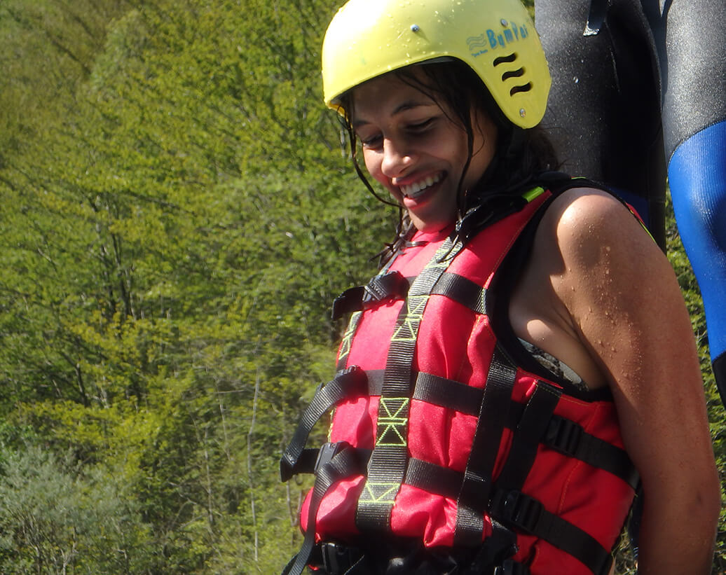 Whitewater rafting tour Soča |Rafter is ready for jumping